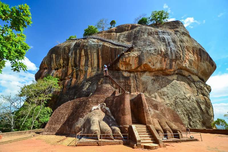 Die Felsenfestung von Sigiriya - „Löwenfelsen“ - befindet sich im Zentrum von Sri Lanka auf einem gewaltigen Felshügel aus erstarrter Lava